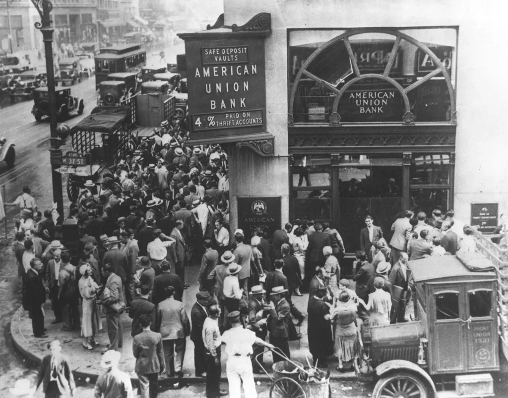 Massor av människor som står utan för American Union Bank, någon gång hösten 1929.
